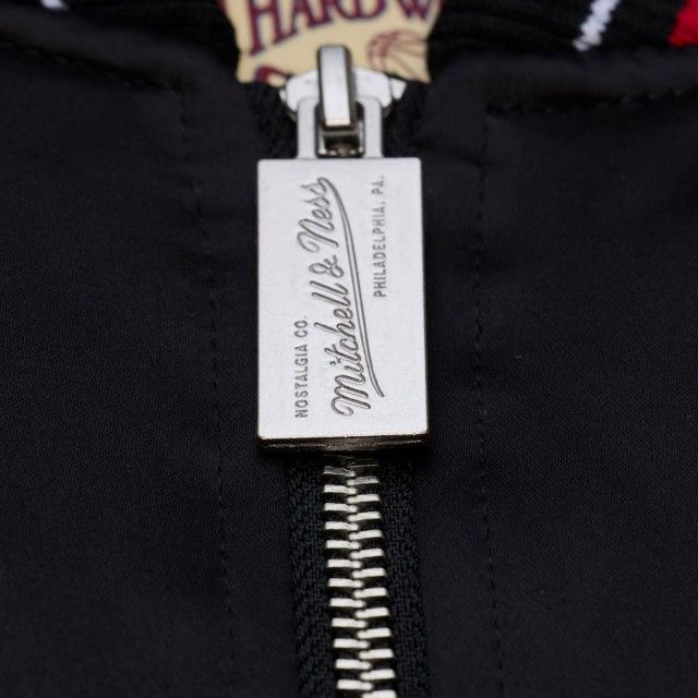 Casaco Chicago Bulls Black Hardwood Classics Throwback Heavyweight Satin Casaco Chicago Bulls Black Hardwood Classics Throwback Heavyweight Satin