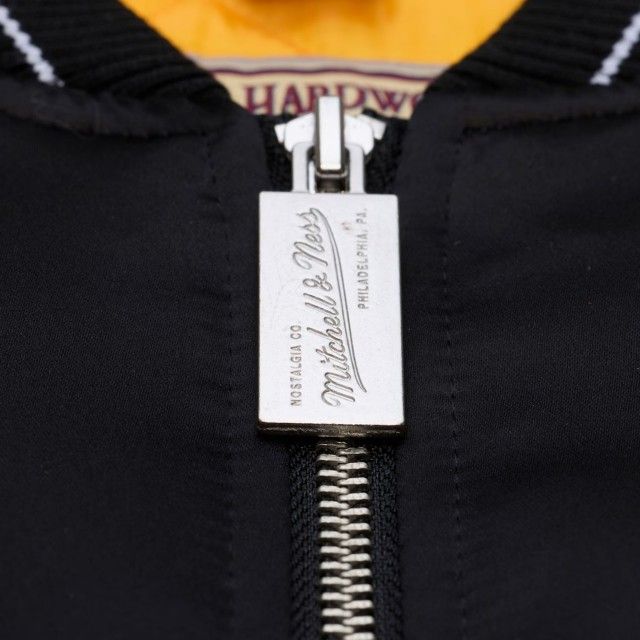 Casaco Los Angeles Lakers Black Hardwood Classics Throwback Heavyweight Satin Casaco Los Angeles Lakers Black Hardwood Classics Throwback Heavyweight Satin