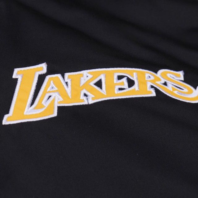 Casaco Los Angeles Lakers Black Hardwood Classics Throwback Heavyweight Satin Casaco Los Angeles Lakers Black Hardwood Classics Throwback Heavyweight Satin
